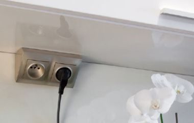 Як спланувати ідеальне розташування розеток на кухні: 7 критичних помилок і норми установки